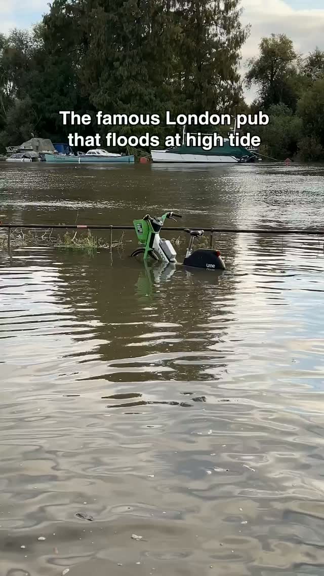 London Pub Floods During High Tide