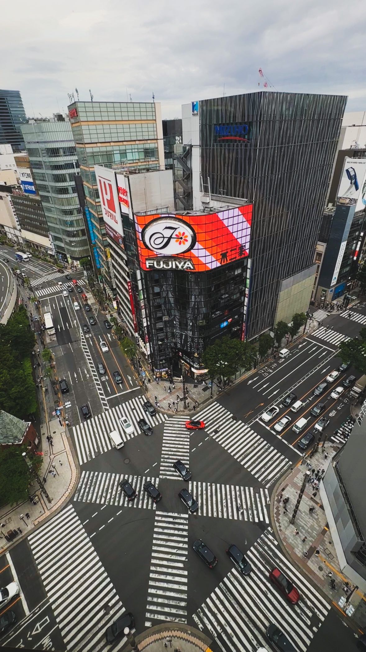 Ginza Rooftop Cafe Offers Tokyo Crossing Views
