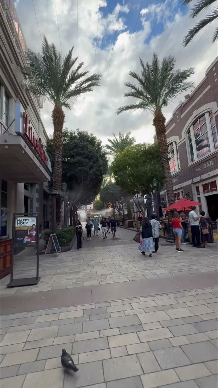 Las Vegas Happy Hour Bites At The LINQ Promenade