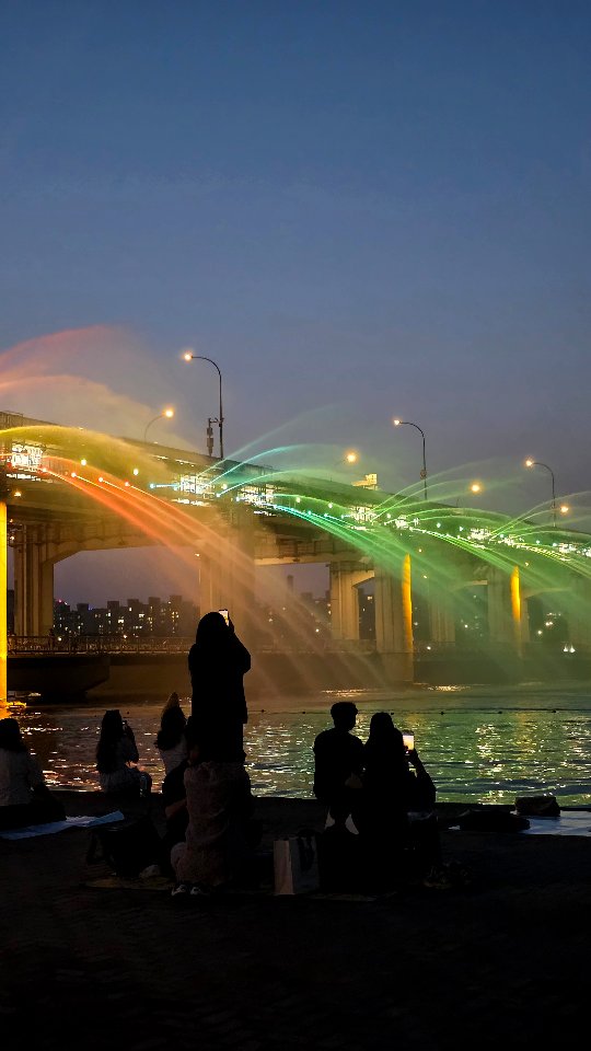 Banpo Bridge Rainbow Fountain Showcases Seoul Views