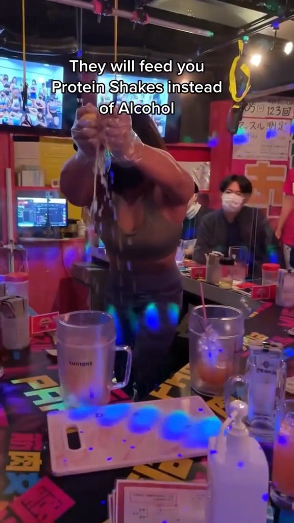 Fitness-Themed Bar Offers Protein Drinks and Performances