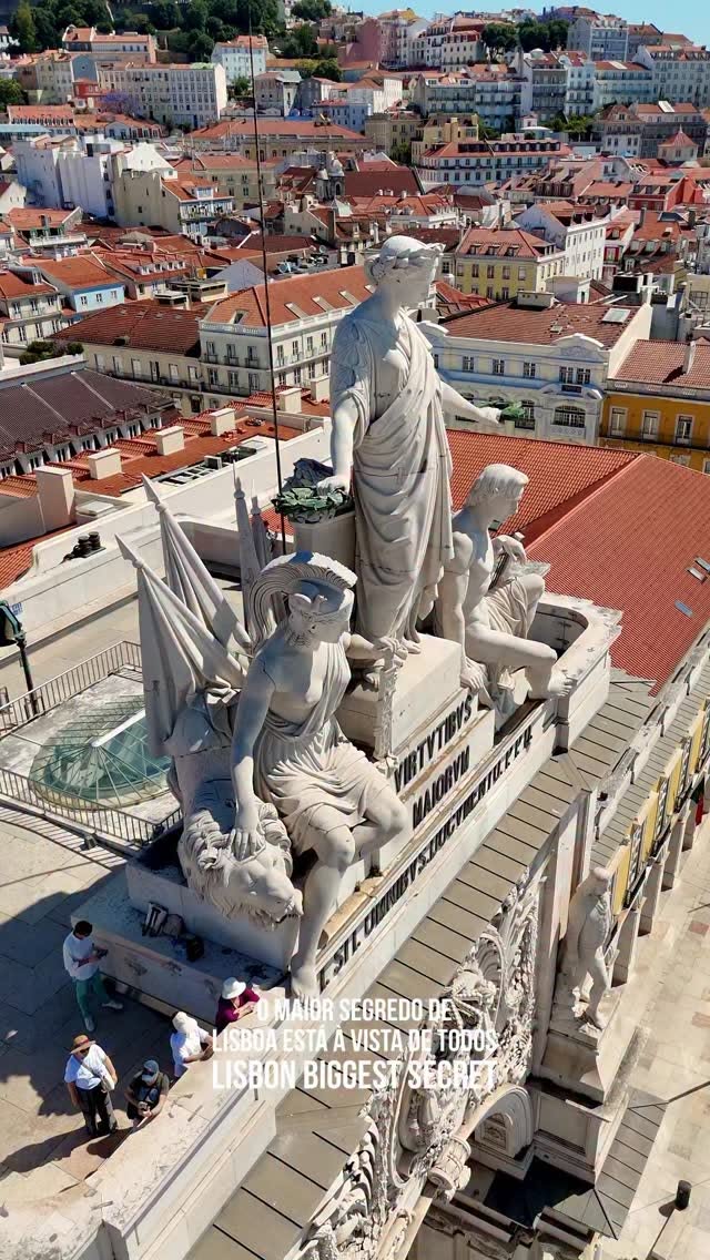 Arco da Rua Augusta Offers Views of Praça do Comércio