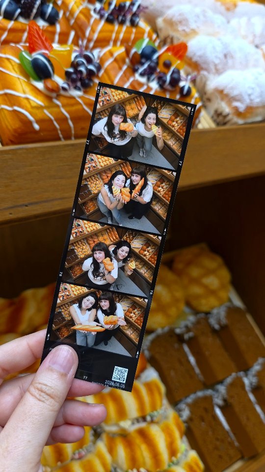 Mangwon's Cute Bakery-Themed Photo Booth