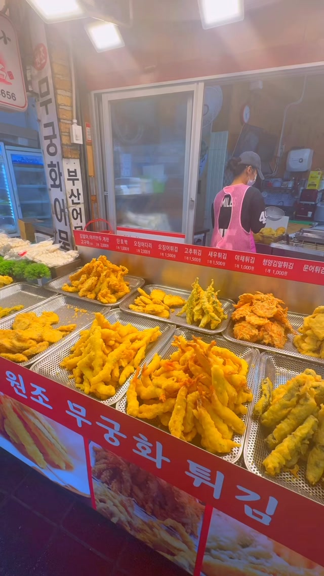 Seoul Street Food Vendor Sells Popular Fried Snacks