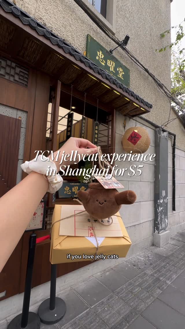 TCM-Themed Gelato Shop Sells Cute Keychains