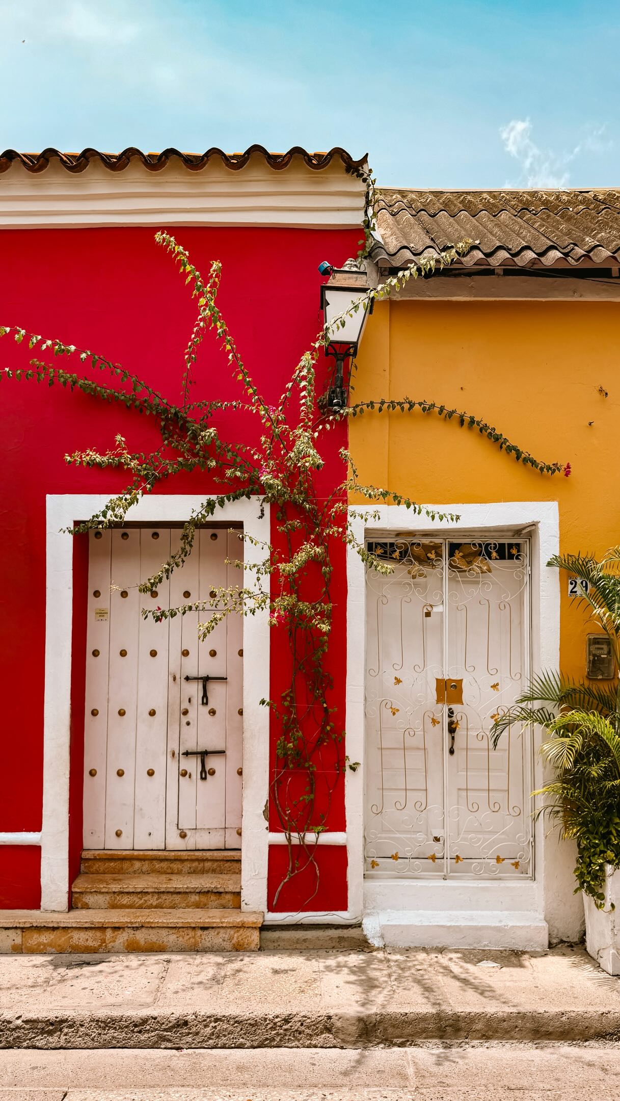 Cartagena's Colorful Streets and Lively Atmosphere