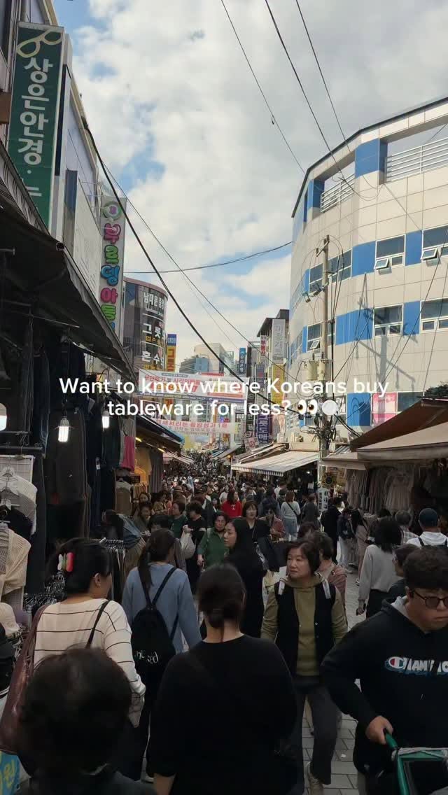 Namdaemun Market Offers Diverse Tableware and Souvenirs