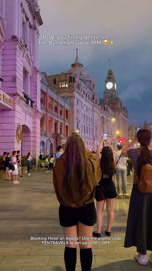 Shanghai's Bund Lights Up Evening Spectacle