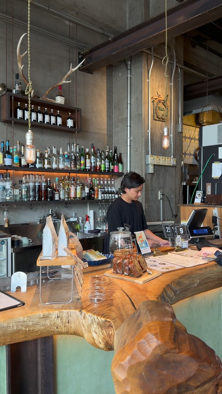 Cozy Tokyo Coworking Spot Serves Breakfast