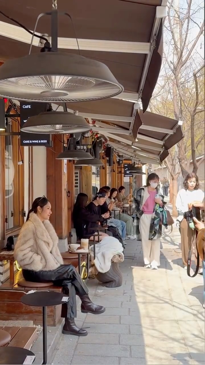 Seoul's Seosulla-gil Offers Palace Walkway Charm