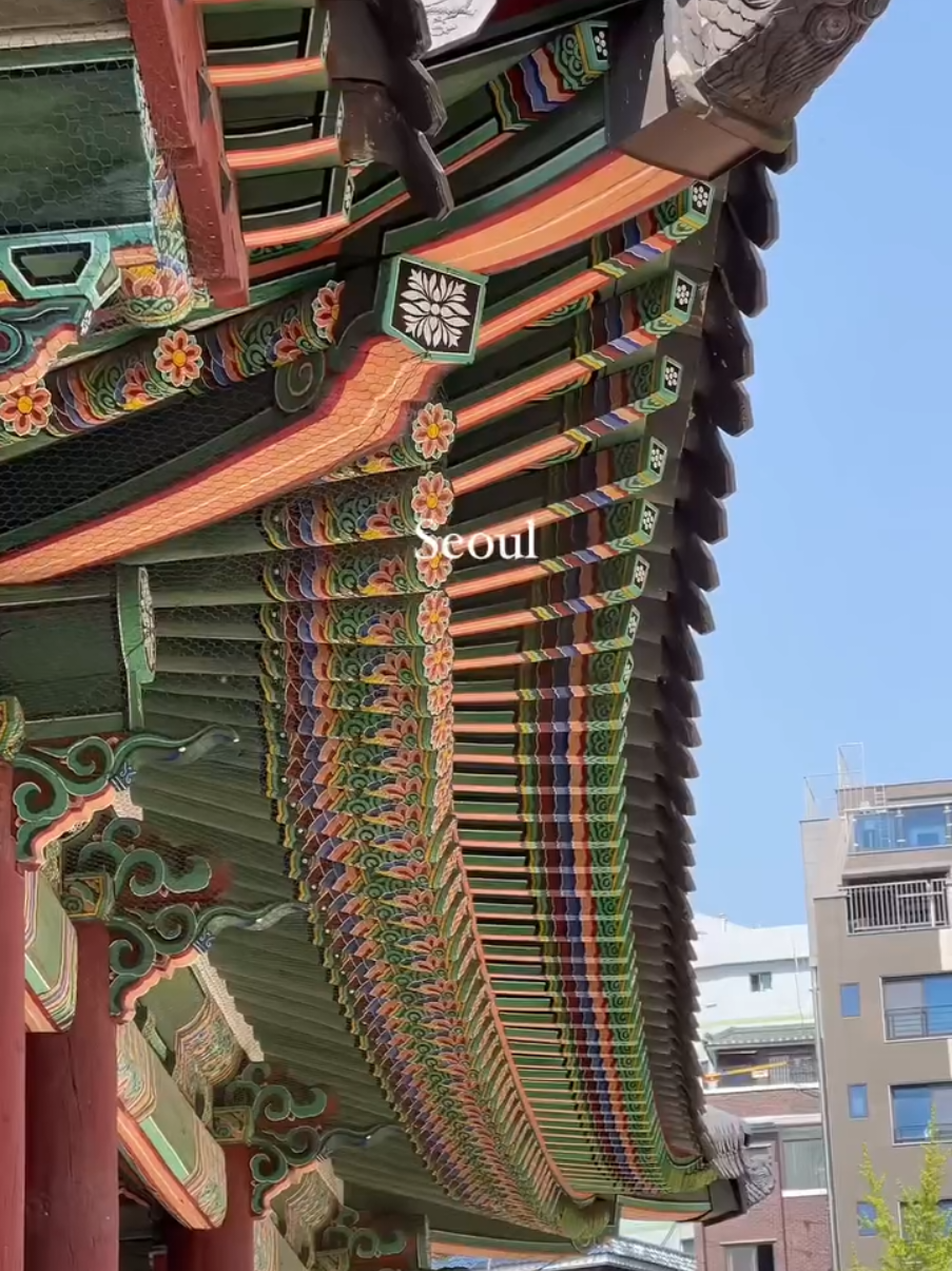 Seoul's Dongmyo Shrine Hosts Lively Flea Market