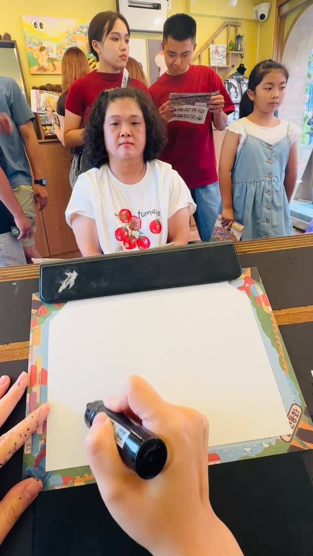 Artist Captivates Visitor with Caricature in Busan Village