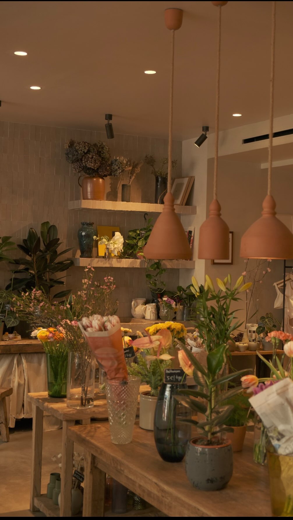 Paris Cafe Offers Vegan Food and Flowers