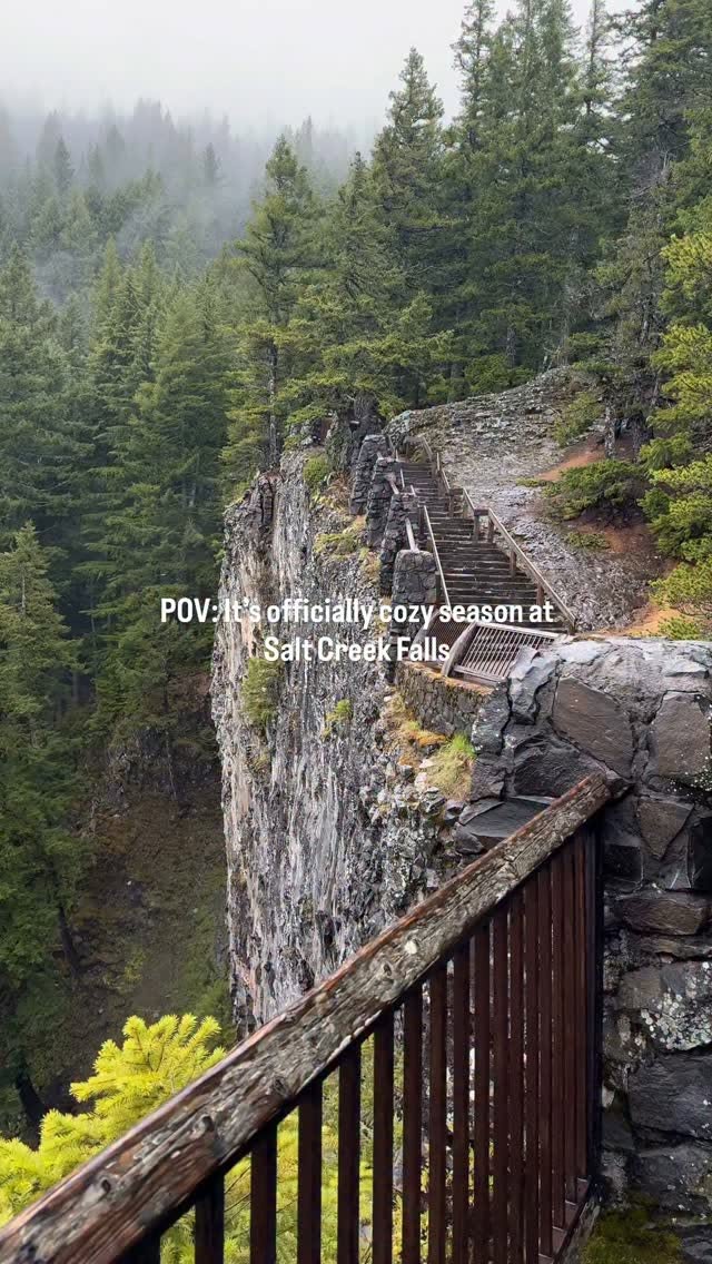 Salt Creek Falls Showcases Autumn Beauty
