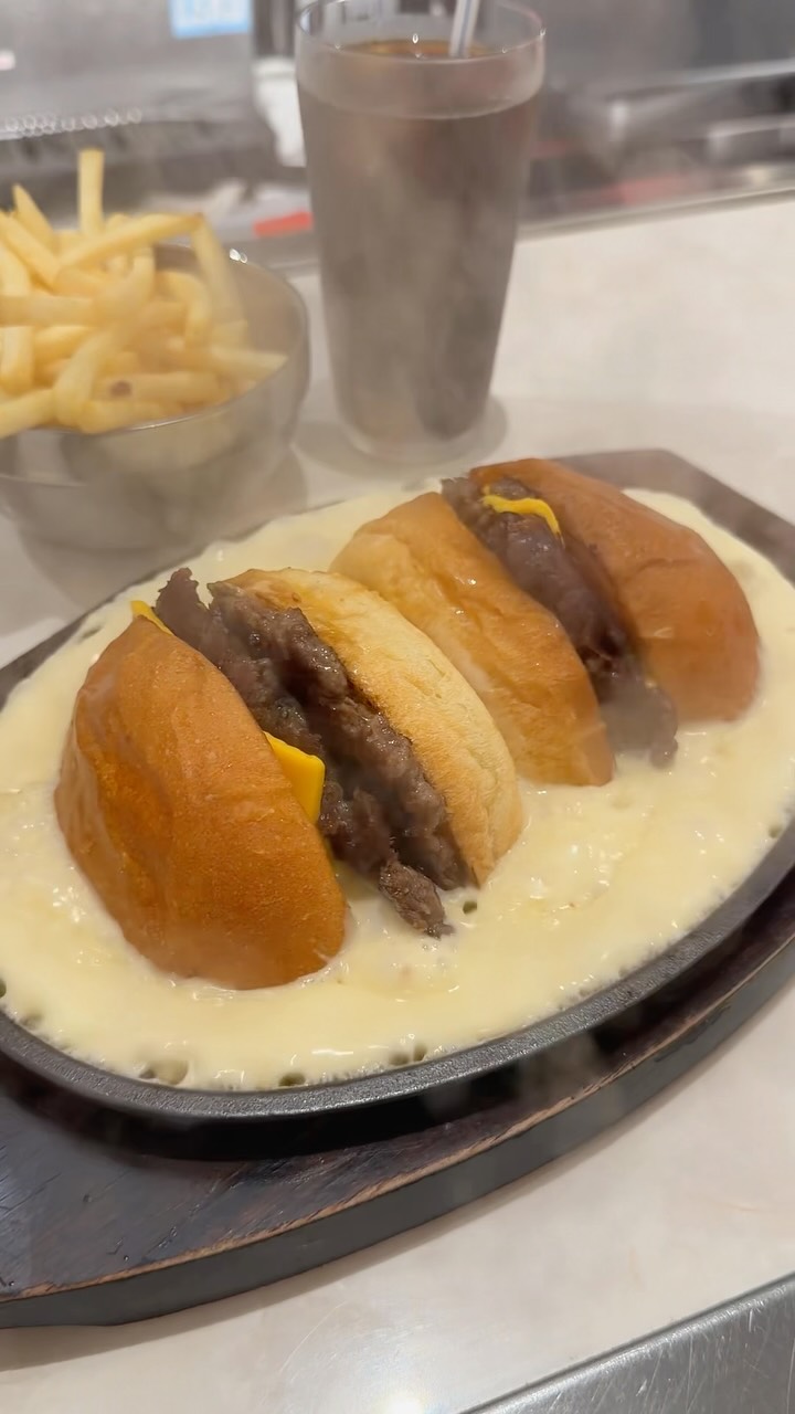 Tokyo Diner's Dramatic Cheese Burger Show