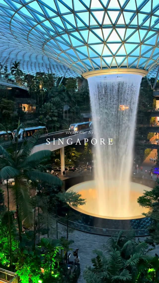 Singapore's Blend of Nature and Futuristic Architecture