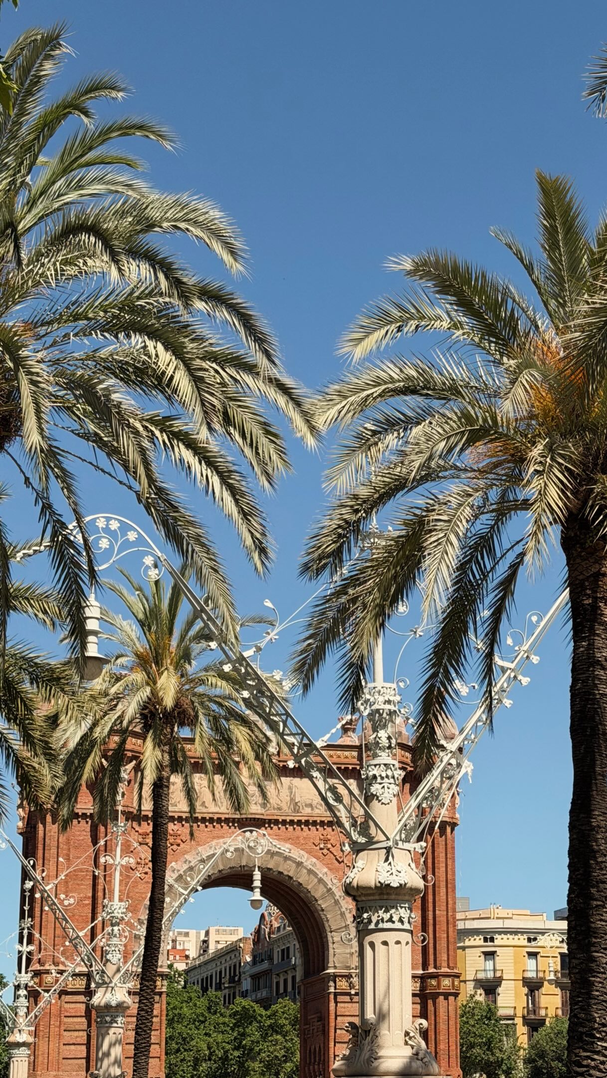 Barcelona Neighborhood Guide With Key Attractions