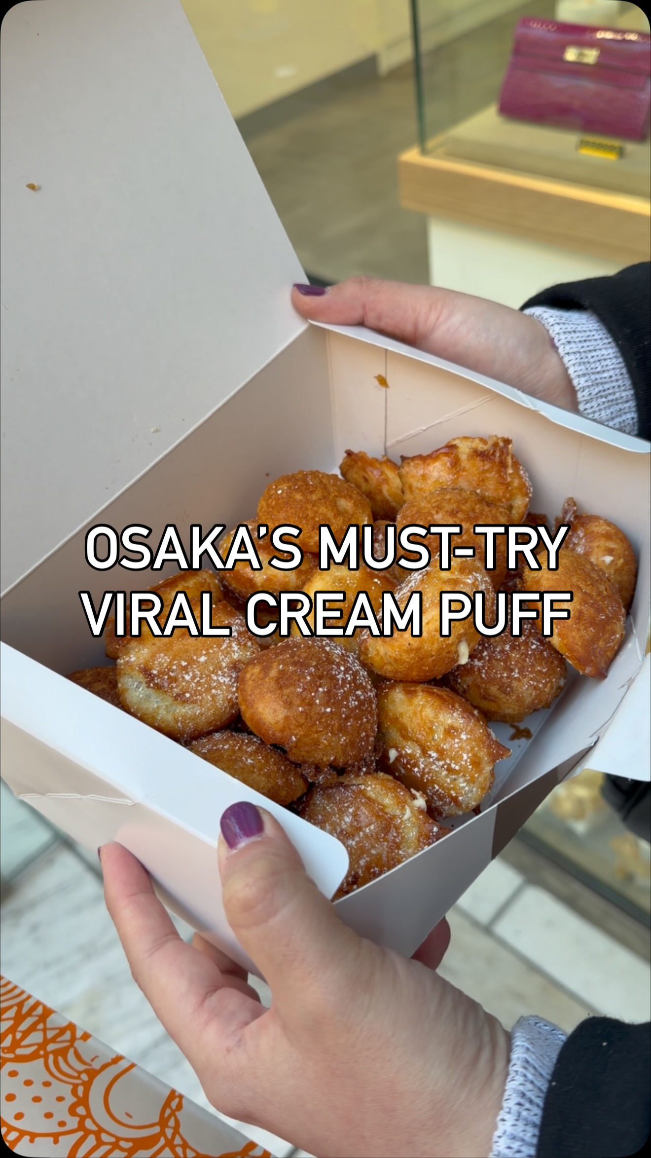 Osaka Cream Puff Shop Draws Long Lines