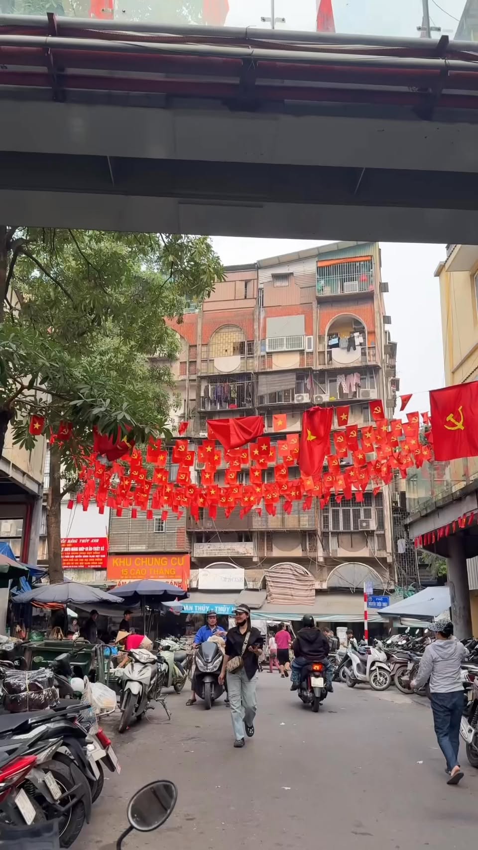 Hanoi Street Food: Dong Xuan Market Crab Vendor