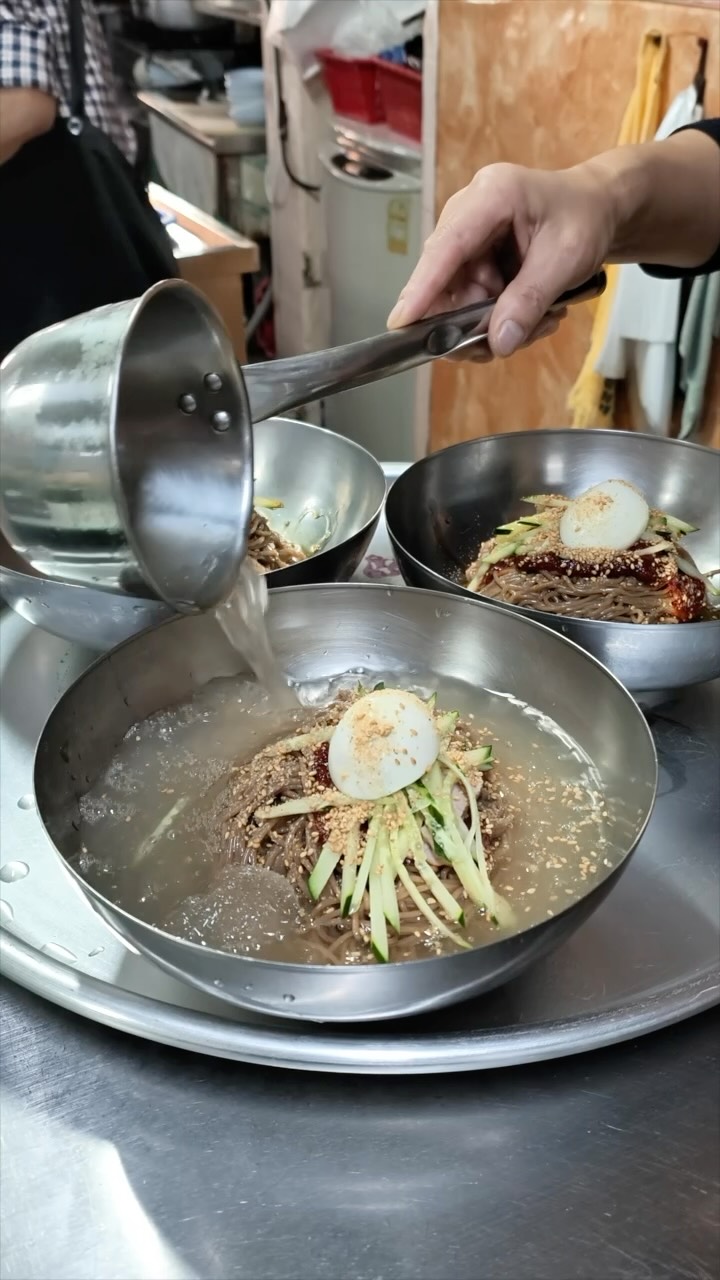Seoul Noodle Shop Offers Refreshing Market Break