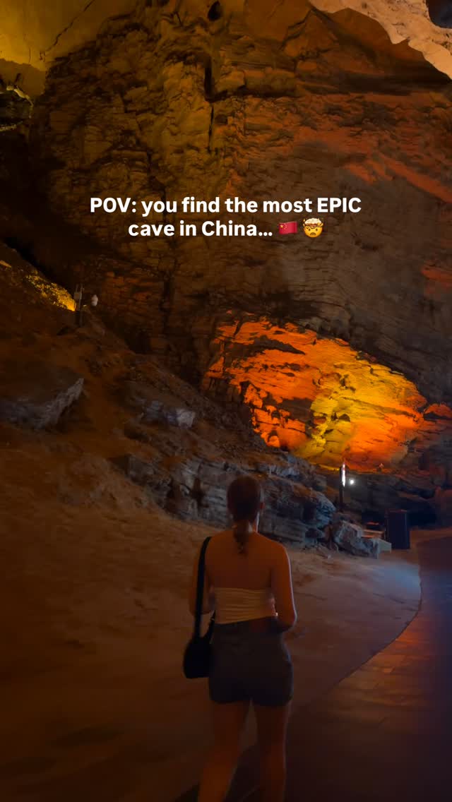 Huanglong Cave: Vast Underground Natural Wonder