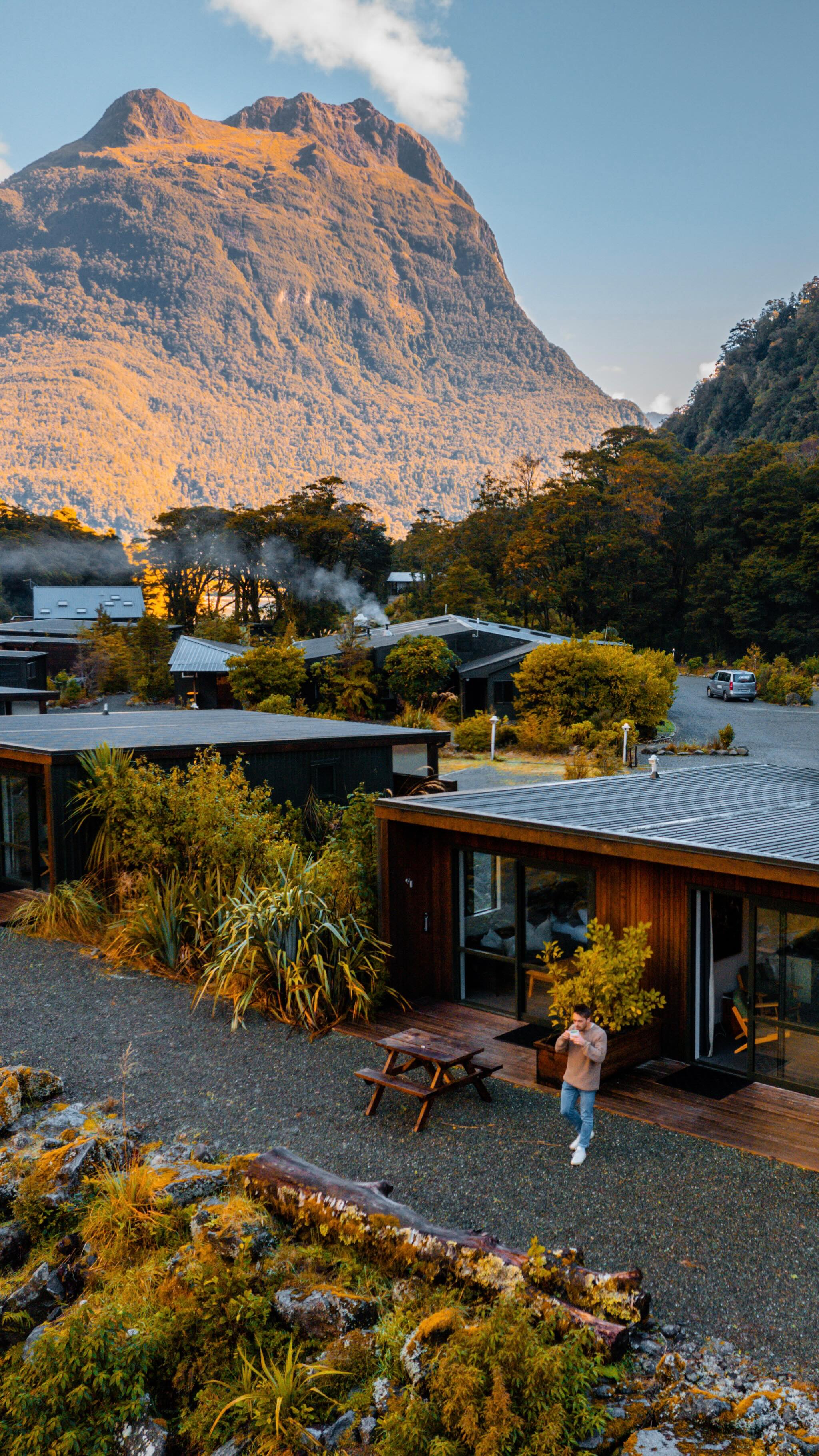 Fiordland National Park Lodge And Milford Sound