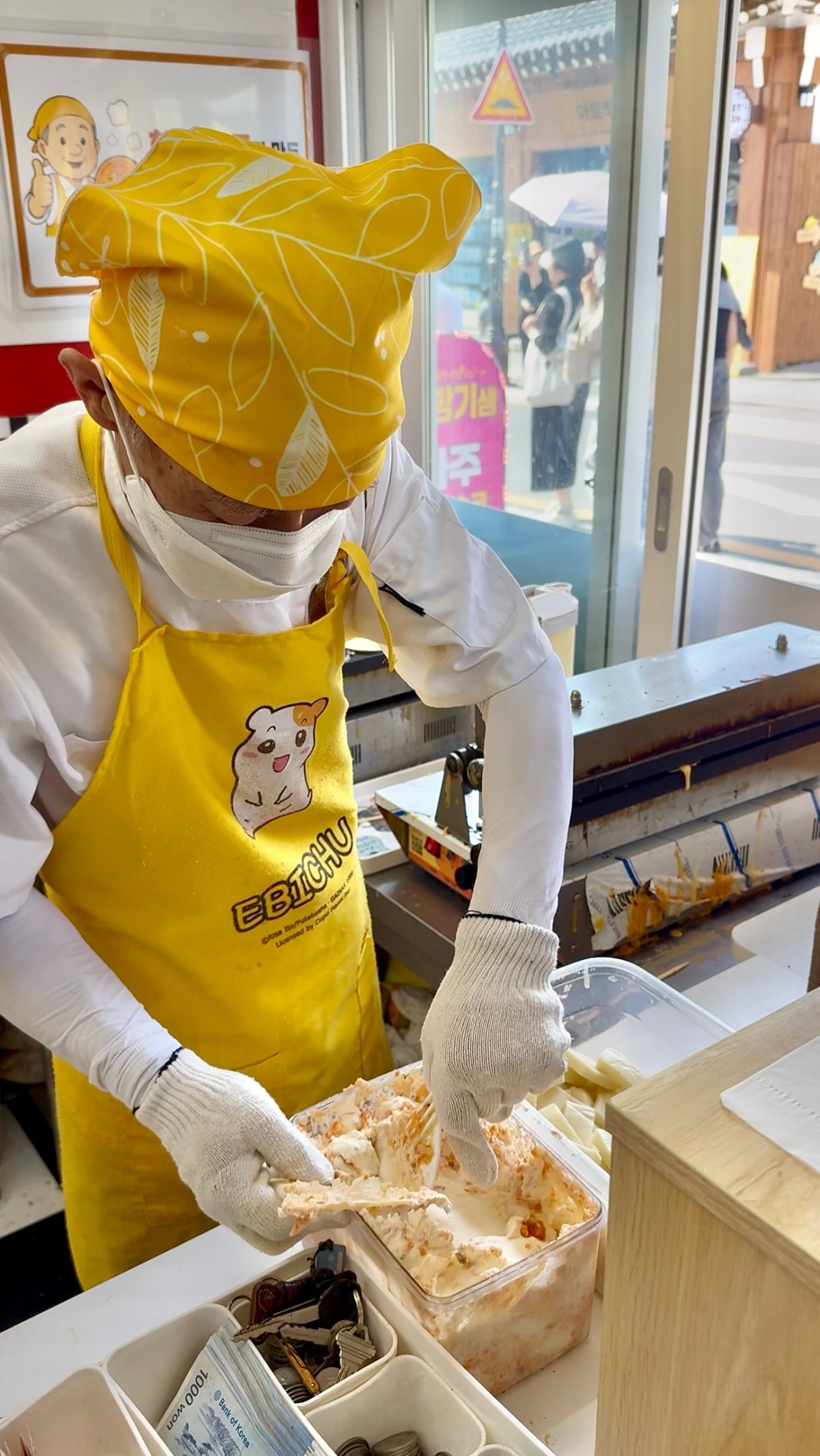 Gyeongju Couple Enjoys Gooey Golden 10 Won Bread