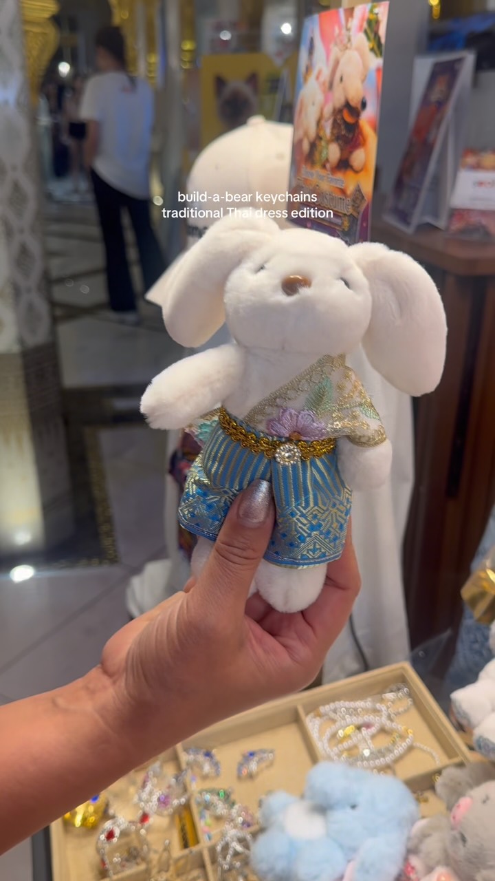 Thai Attire Keychains At ICONSIAM
