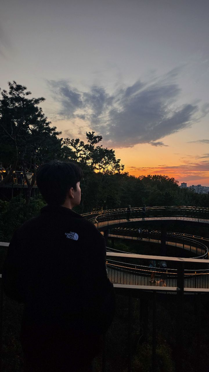 Seoul Skywalk Offers Peaceful Escape With Night Views
