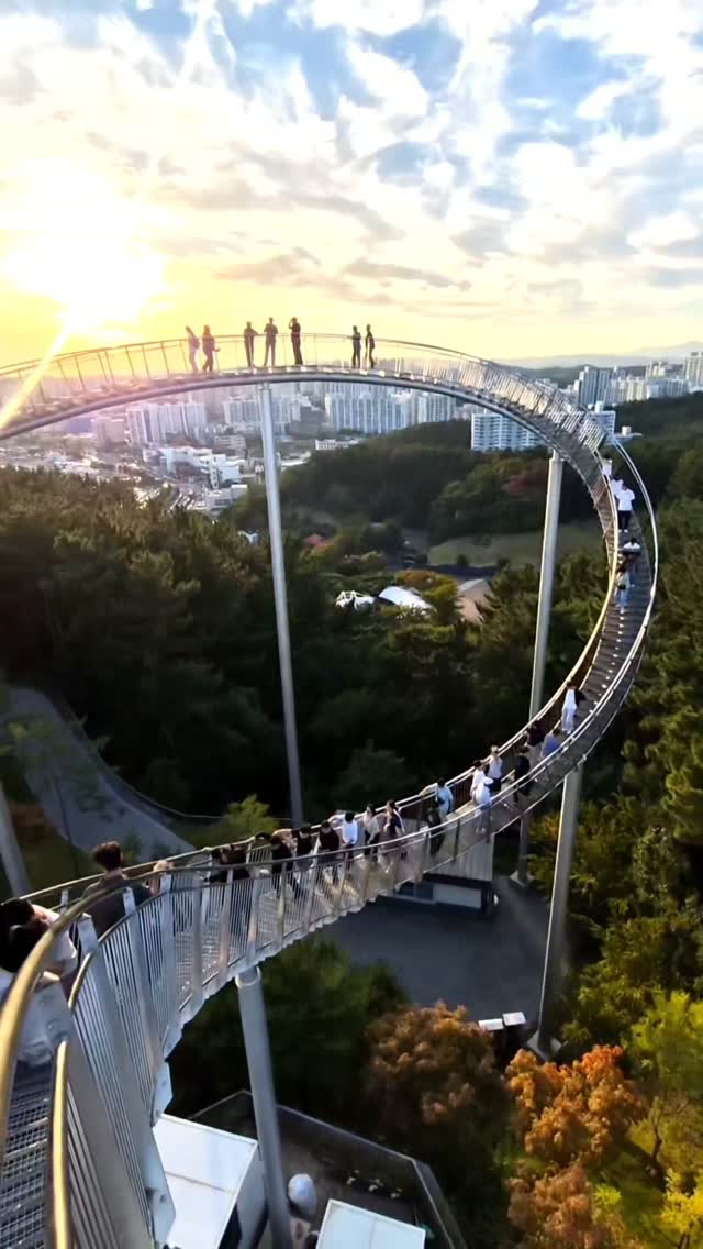 Hwanho Park Space Walk Offers Ocean Views