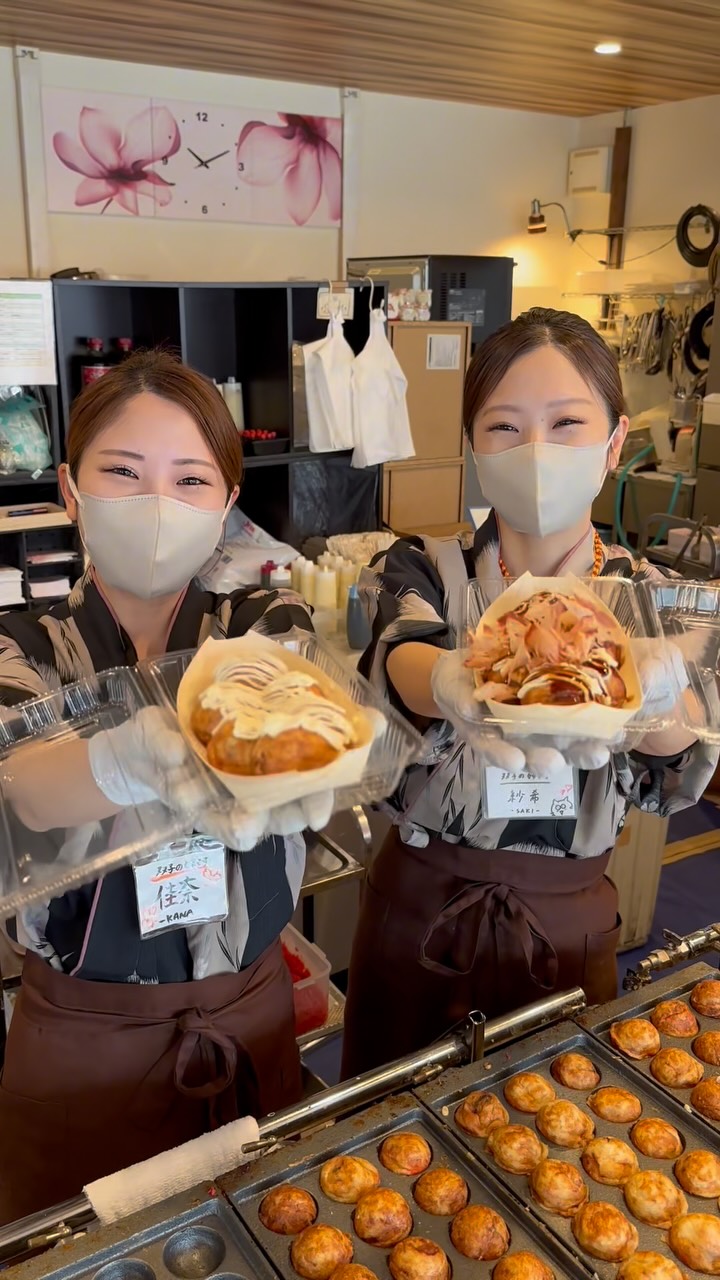 Shikizakura Takoyaki Shop's Culinary Process