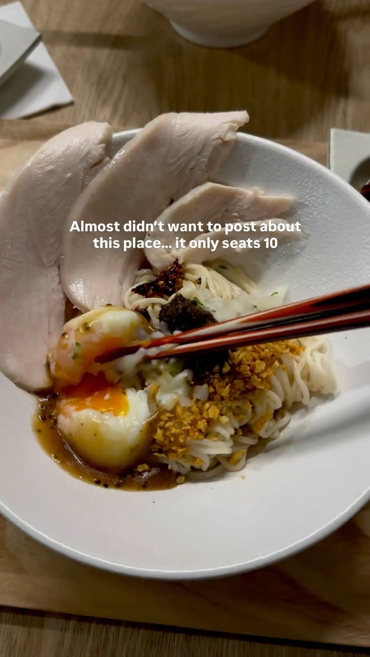 Cozy Singapore Noodle Shop Serves Flavorful Dishes