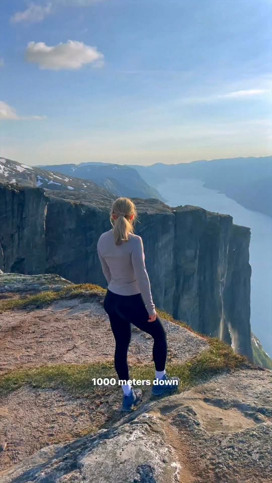 Kjeragbolten: Norwegian Cliffside Boulder Adventure