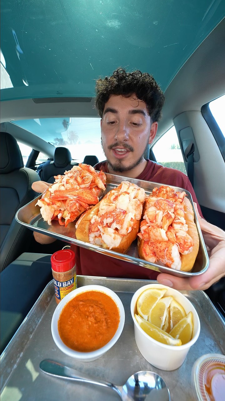 Royal Lobster LA Offers Fresh Maine Lobster Rolls