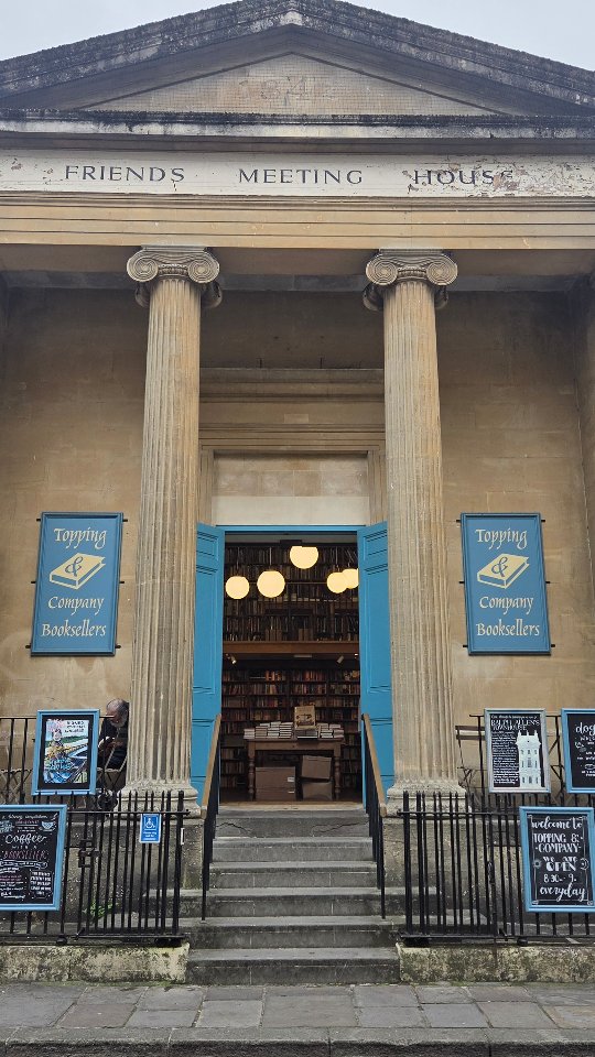 Bath Bookstore Offers Immersive Book Browsing