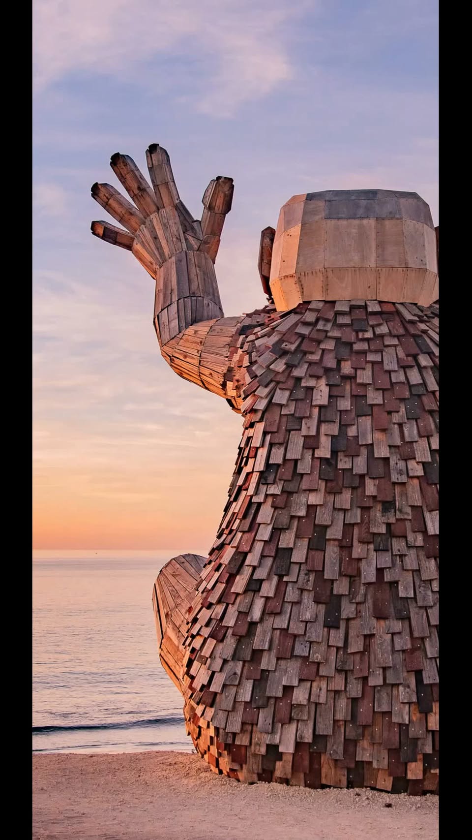 Mandurah's Giant Sculpture Offers Unique Sunset Views