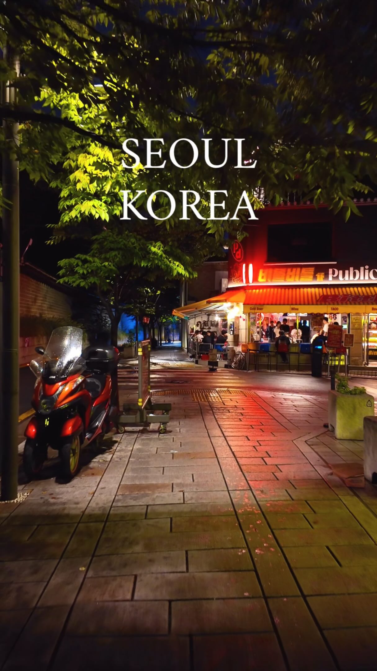 Seoul's Seosulla-gil and Jongmyo Shrine at Night