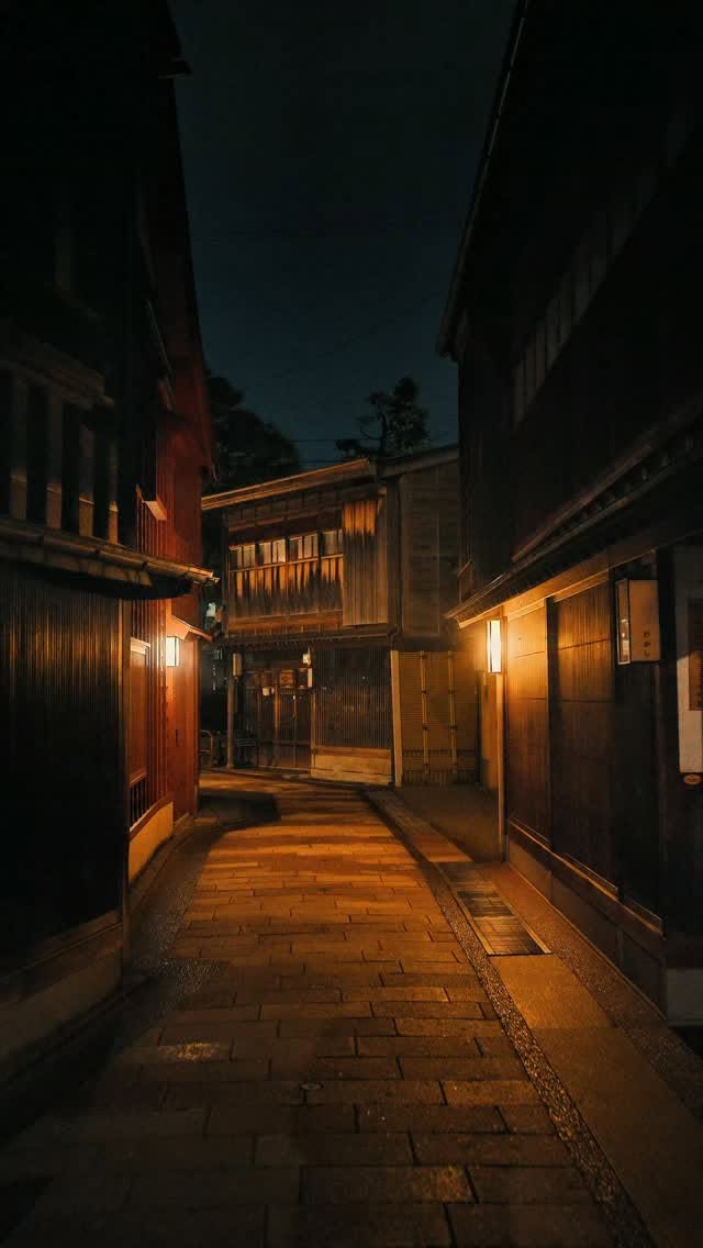 Higashiyama District's Enchanting Nighttime Ambiance
