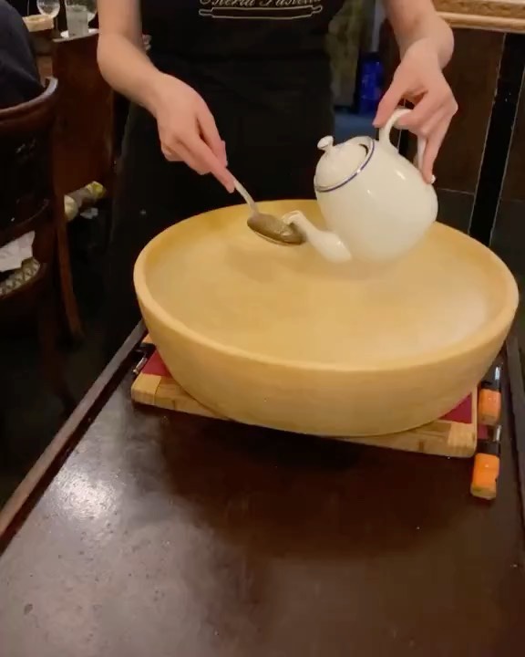Florence Restaurants: Cheese Wheel Pasta, Sandwiches, Pizza