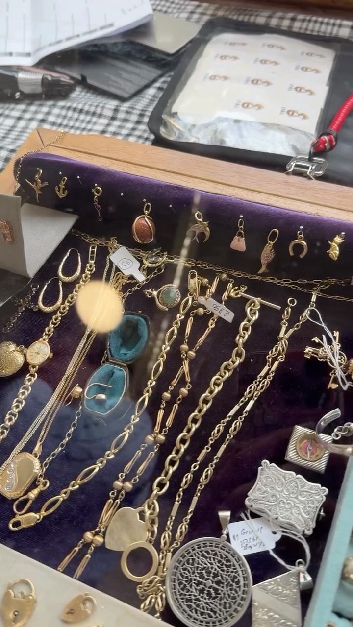London Antique Market Showcases Vintage Jewelry