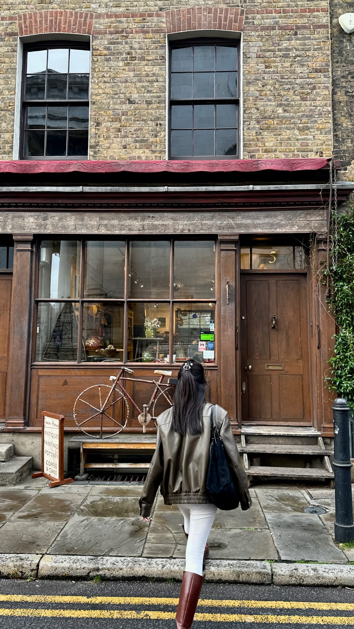 London Townhouse Cafe Offers Vintage Treasures