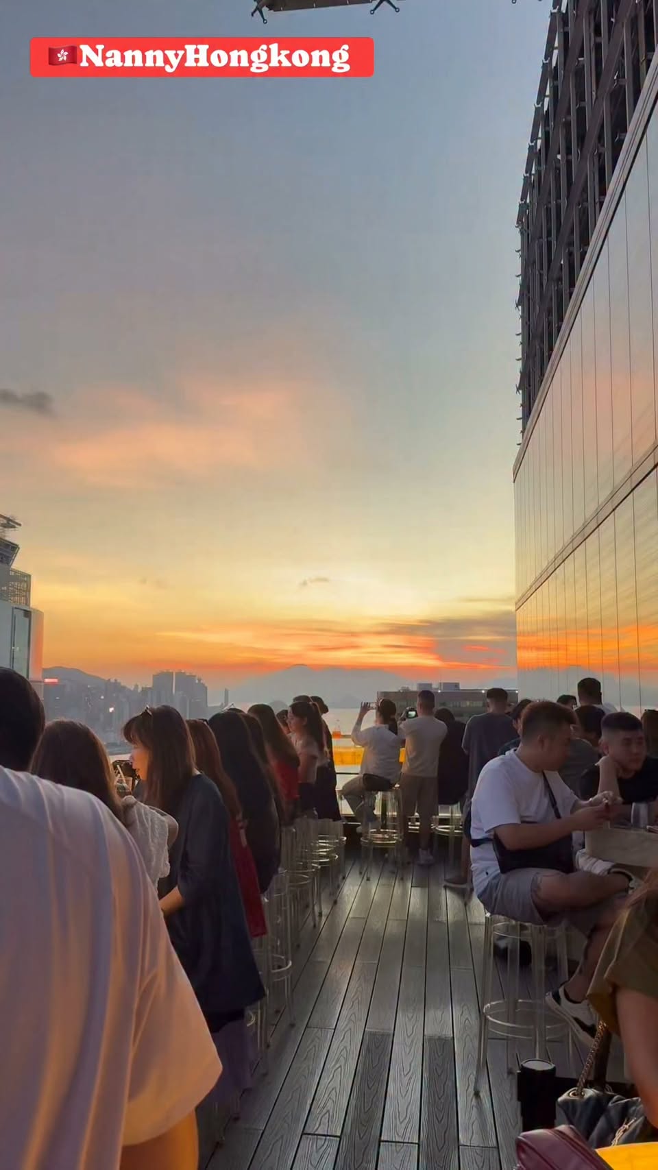 Hong Kong Rooftop Bar Offers Stunning Sunset Views