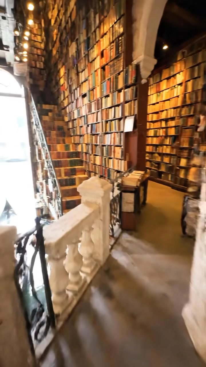 Venice Bookstore Floats Books in Bathtubs