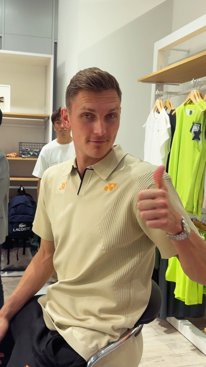Badminton Star Visits Shibuya Racquet Shop