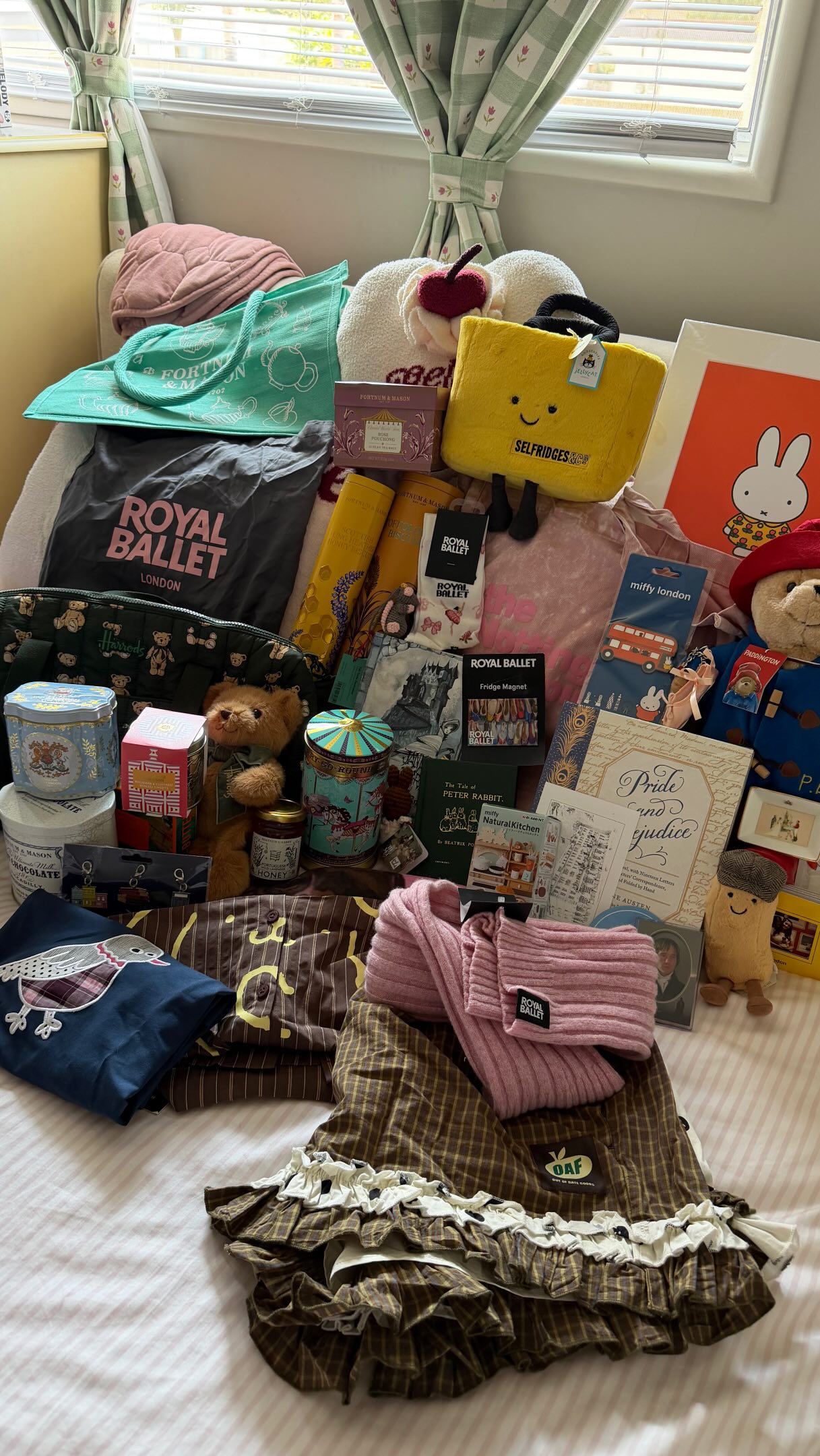London Haul: Souvenirs From Shops And Attractions