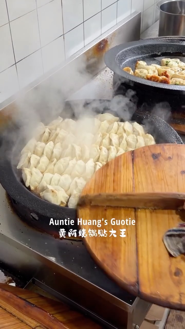Shanghai's Auntie Huang Features Potstickers and Buns