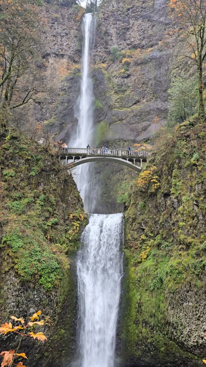 Oregon's Multnomah Falls Cascades