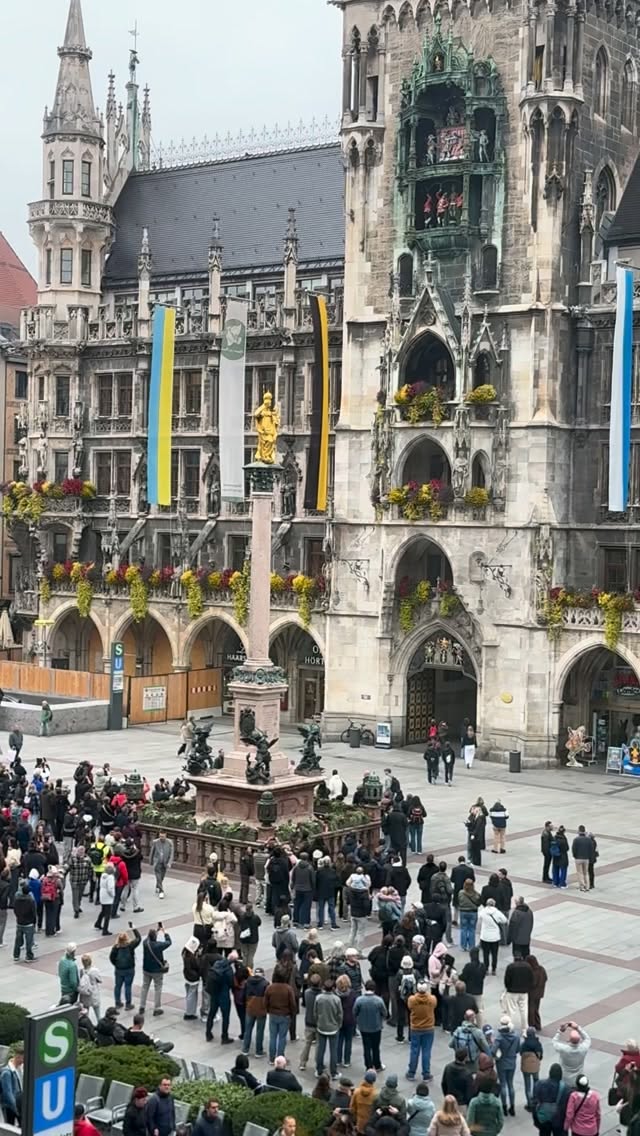 Munich's Marienplatz Clock Tower Shows