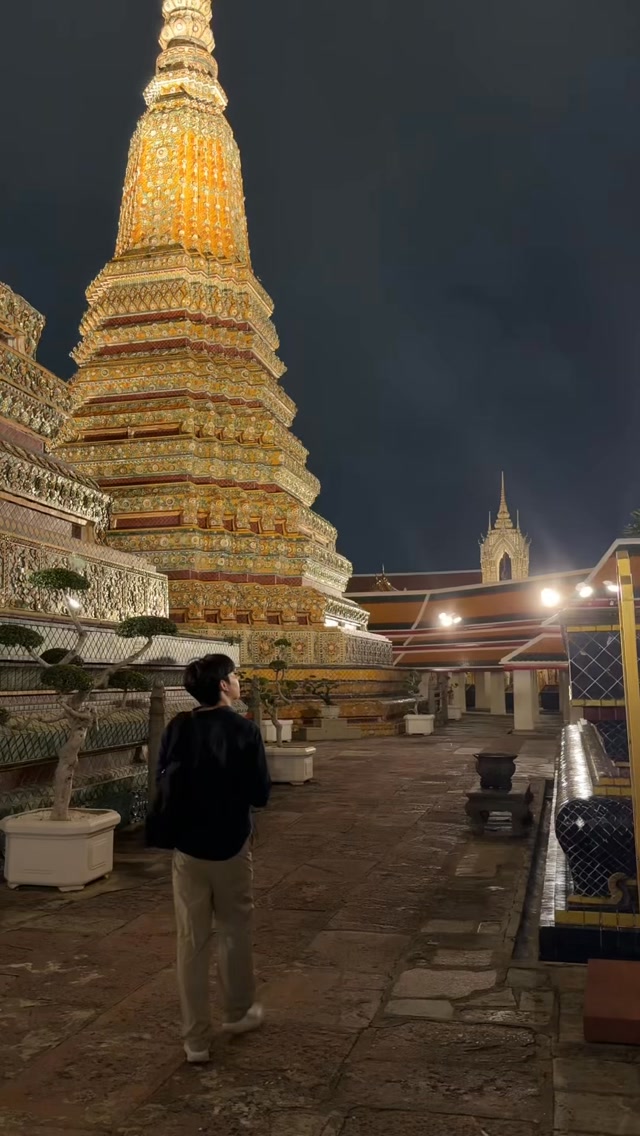 Wat Pho's Enchanting Evening Ambiance