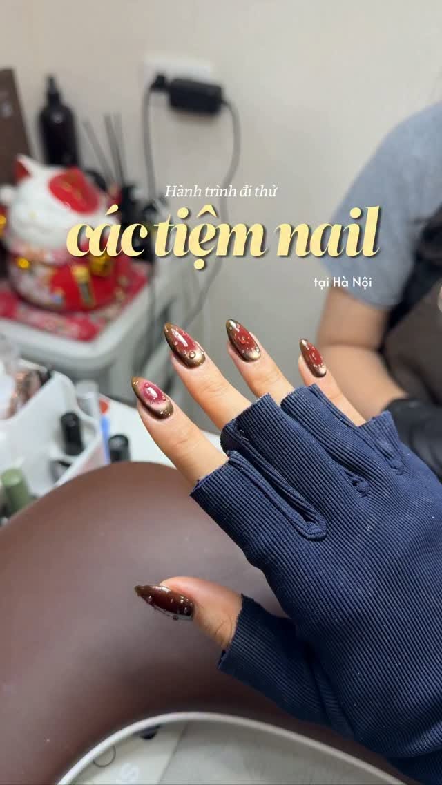 Hanoi Nail Salon Offers Cat-Eye Ombre Designs
